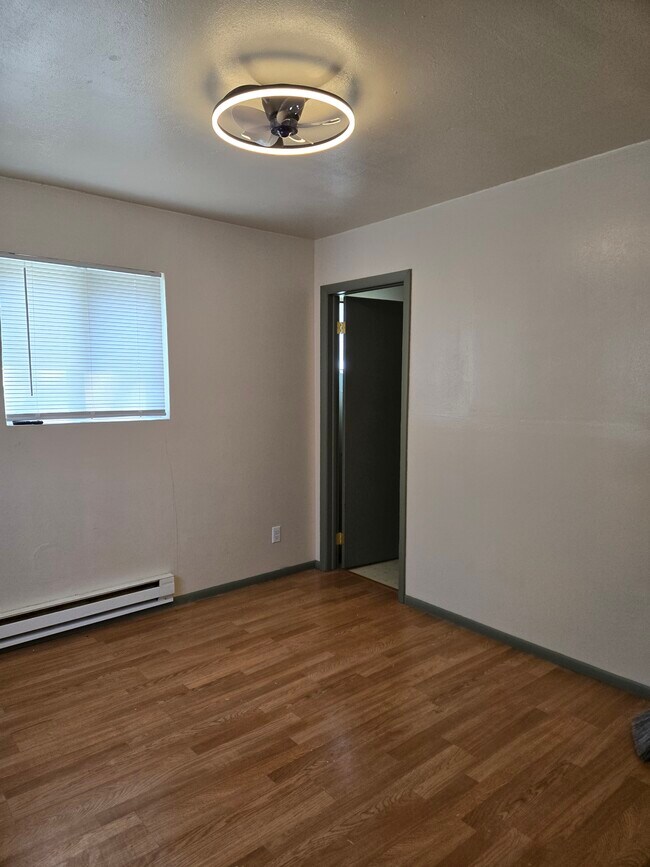 Dormitorio - 909 1/2 N 7th St