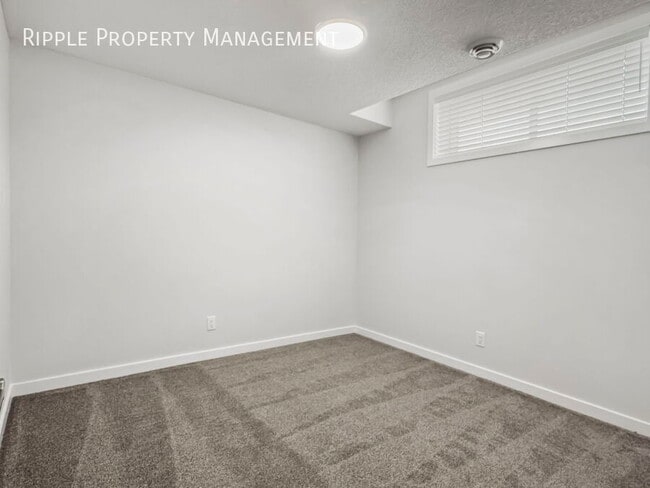 Photo du bâtiment - AMAZING 2 BEDS/ 1 BATHS LOWER LEVEL ONLY!