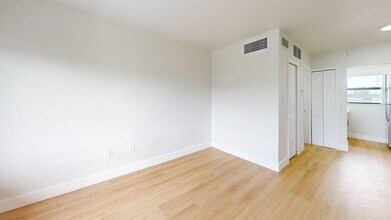 Building Photo - Aciano Hialeah