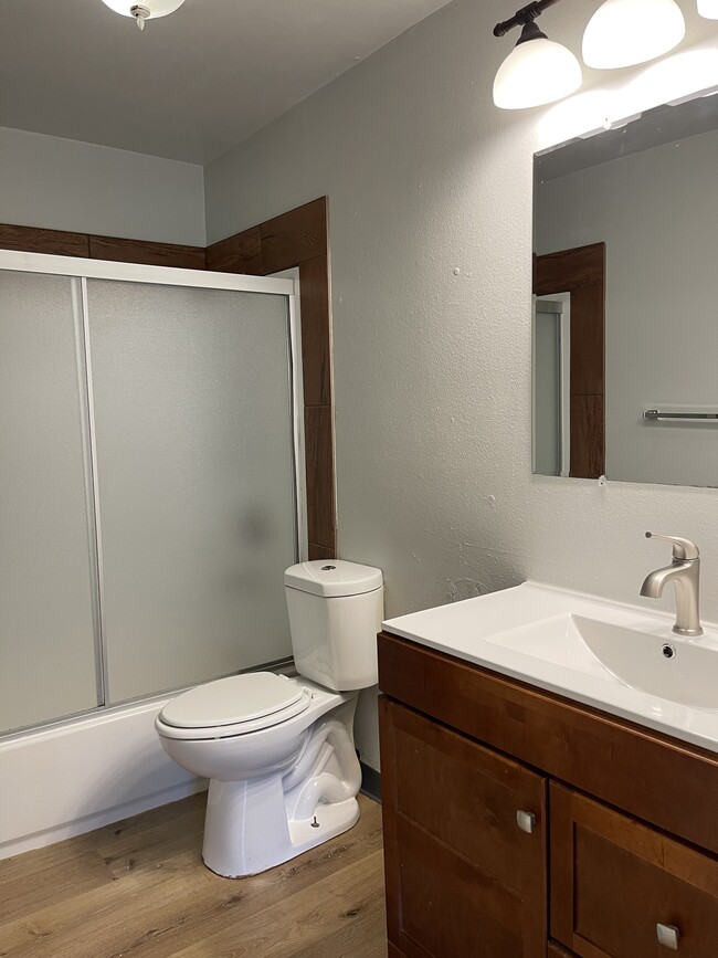 Full Bathroom - 4355 Riverview Ave