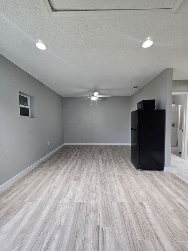 Building Photo - EFFICIENCY IN DELTONA AVAILABLE NOW, UTILI...