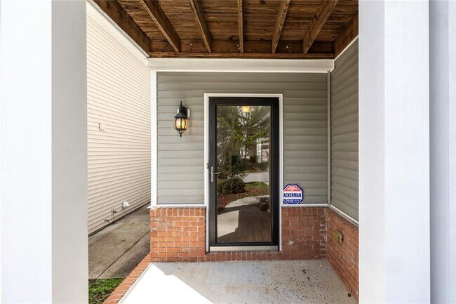 Building Photo - 663 Lakes Cir