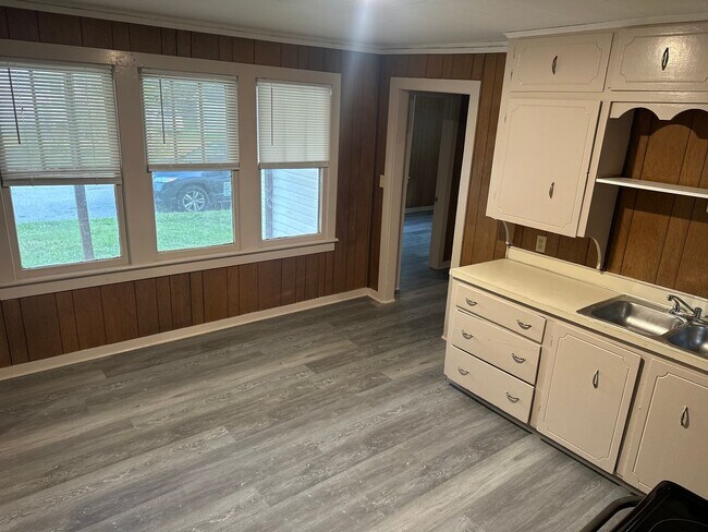 Foto del edificio - 2 Bedroom, 1 Bathroom Home w/ Fenced-In Backyard and Covered Front Porch in Downtown Springdale