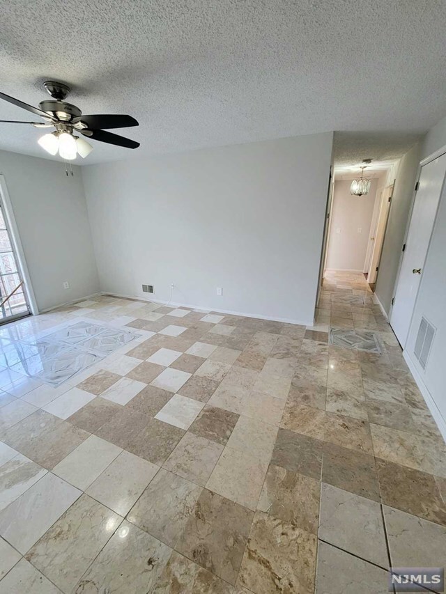 Building Photo - 590 Lilac Ln