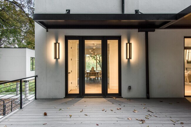 Building Photo - 5031 Lakeview Dr