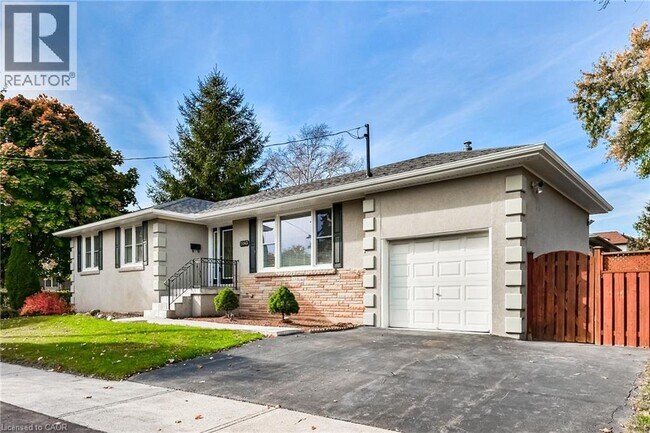 Building Photo - 2063 Hixon St