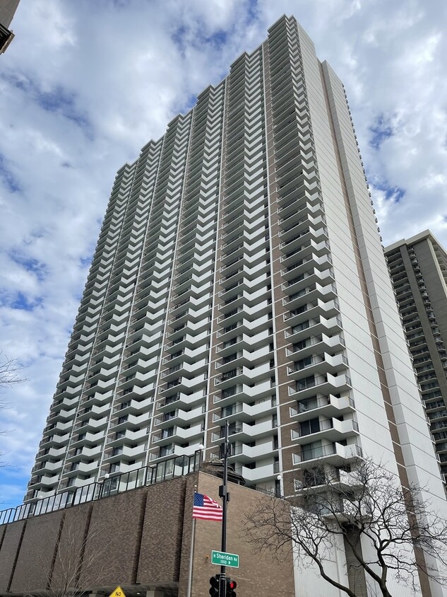 Primary Photo - 6033 N Sheridan Rd