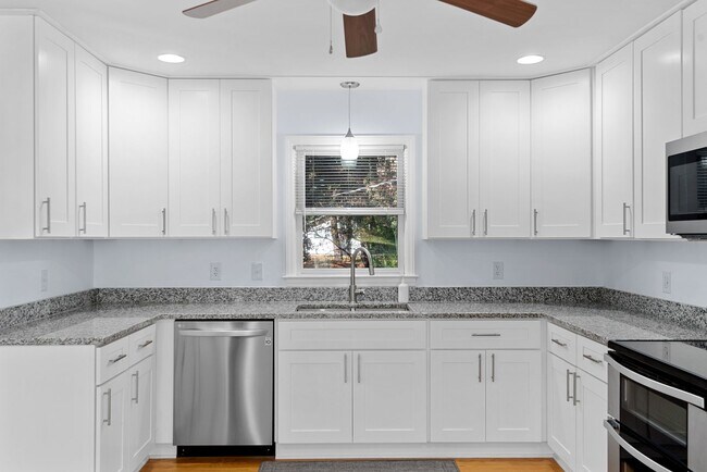 Foto del edificio - Charming 3-Bedroom Home with Updated Featu...