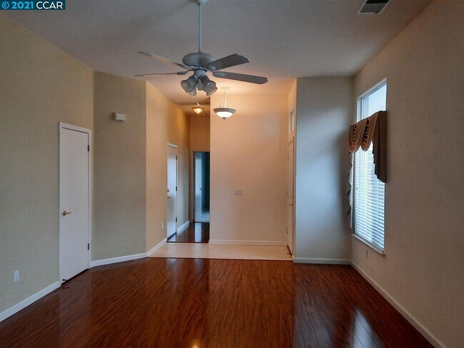 Foto del edificio - 324 Gladstone Dr