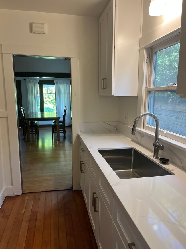 Building Photo - 807 N Wilson Ave