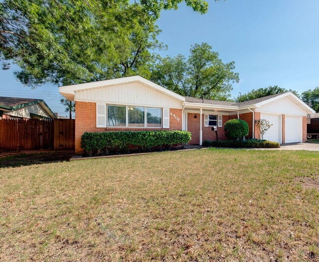 Building Photo - 3/2/2 in Excellent Location!