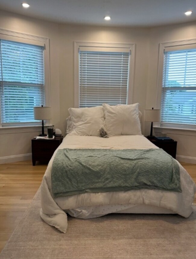 Building Photo - Newly Renovated 4 Bed