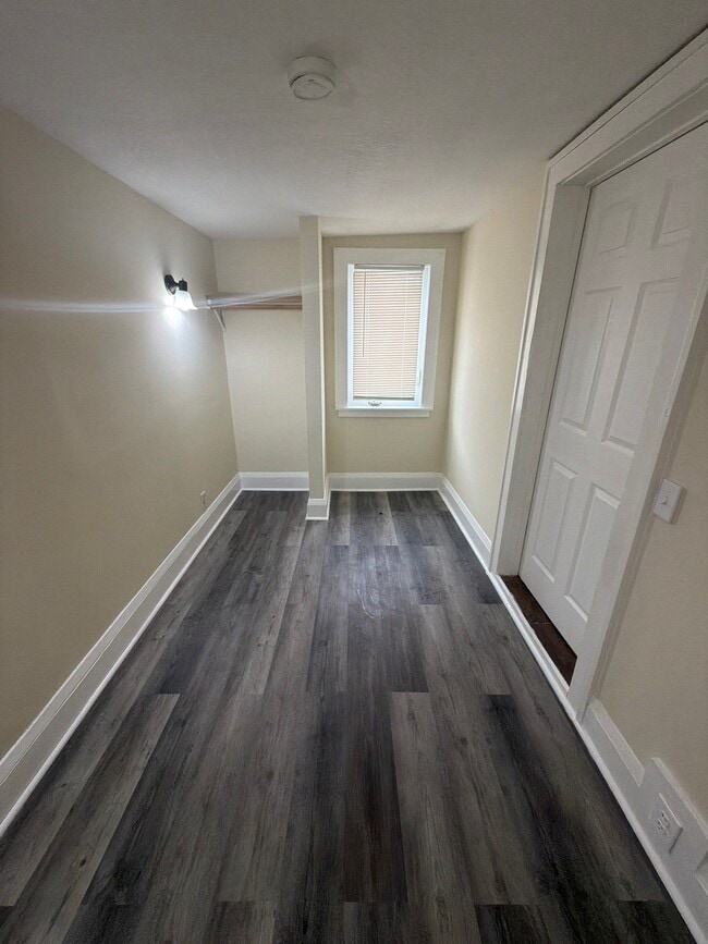 Building Photo - 583 Reaney Ave E
