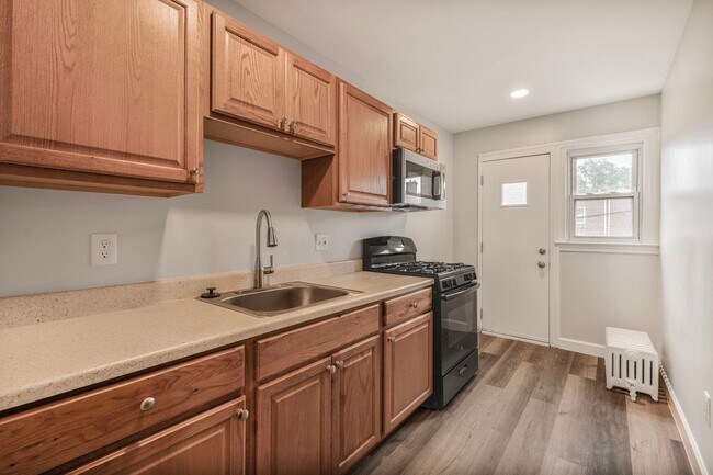 Foto del edificio - Newly Renovated 5BR/2BA Row home