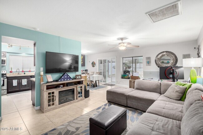 Foto del edificio - 2744 E Windrose Dr