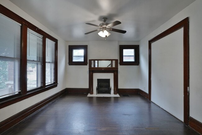 Building Photo - Great CENTRAL Location 5 Bedroom House - V...