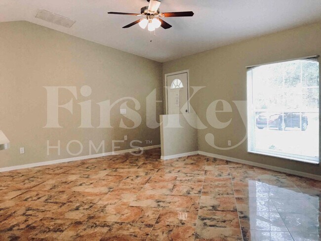 Foto del edificio - 2476 Parrot St