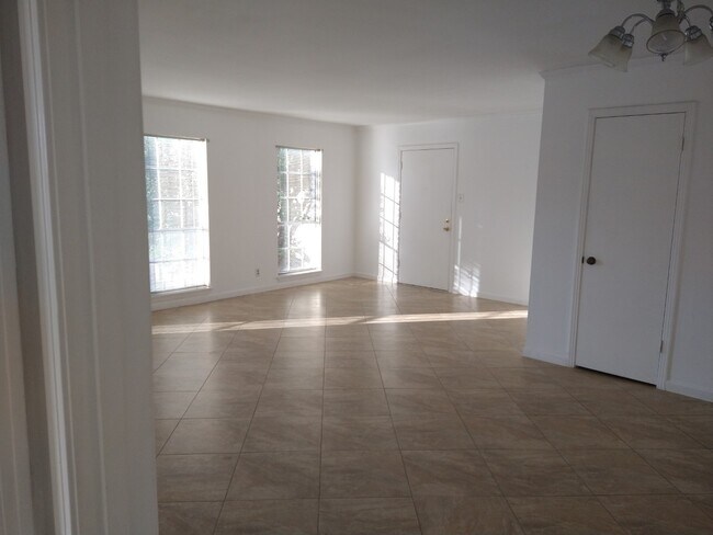 Large living room - 102 Ruelle Ln