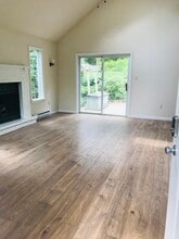 Building Photo - 10 Candlewood Ln