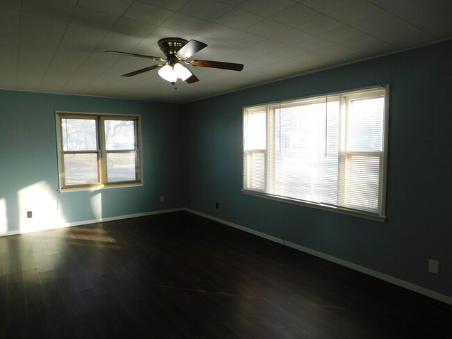 Building Photo - Spacious 3 bedroom & 1 bath