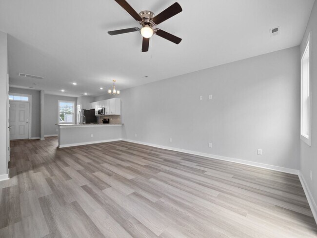 Foto del edificio - Large 3 story townhome near beach with community POOL and GYM!