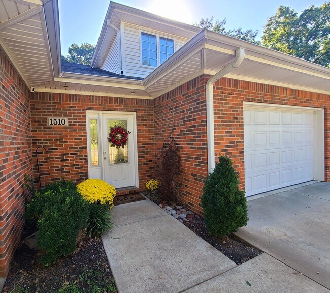 Building Photo - The New Holt Haven - 3 bd/2.5 Bath Availab...