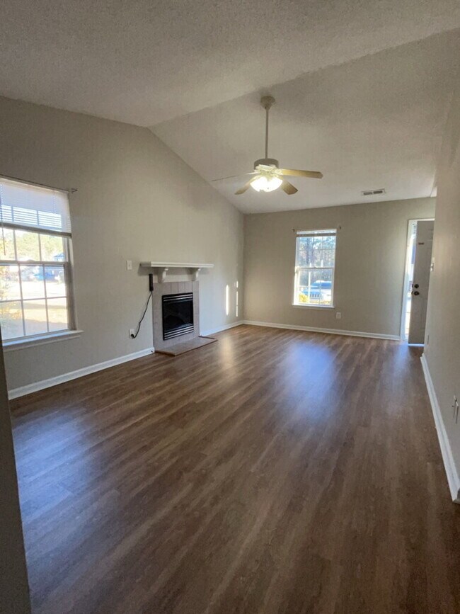 Foto del edificio - Two Bedroom Two Full Bathroom End Unit Townhome located in Indian Wells!