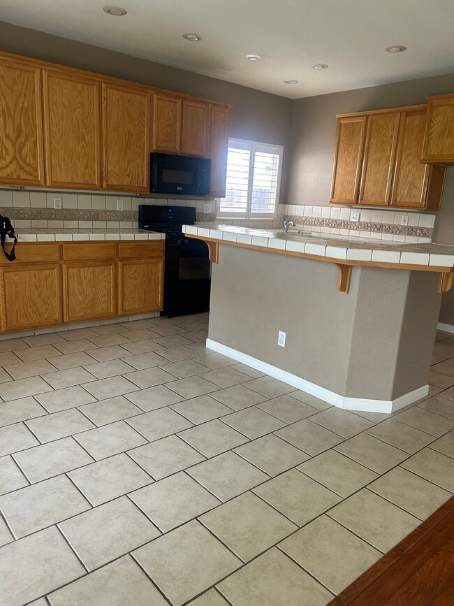 Building Photo - 3895 Oakview Ct