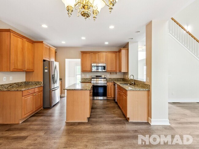 Building Photo - Large 5 Bedroom Fully Renovated Single Fam...