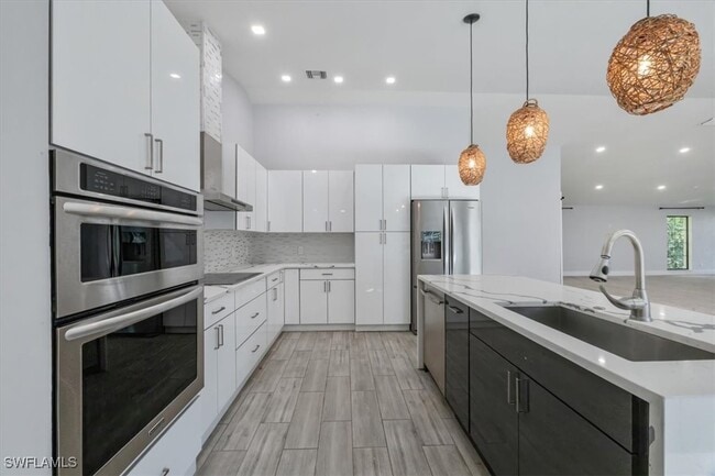 Building Photo - 6161 Waxmyrtle Way