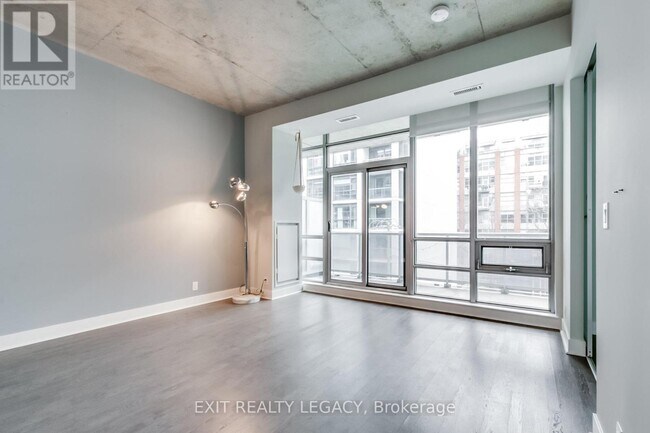 Photo du bâtiment - 399-399 Adelaide St W