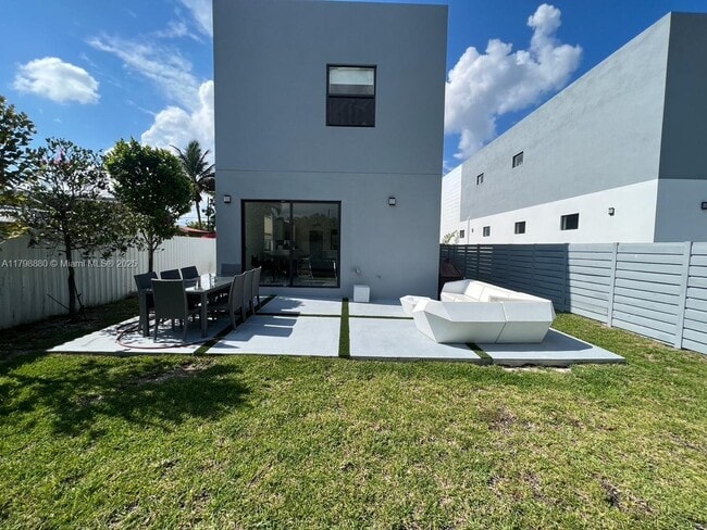 Building Photo - 2330 SW 14th St