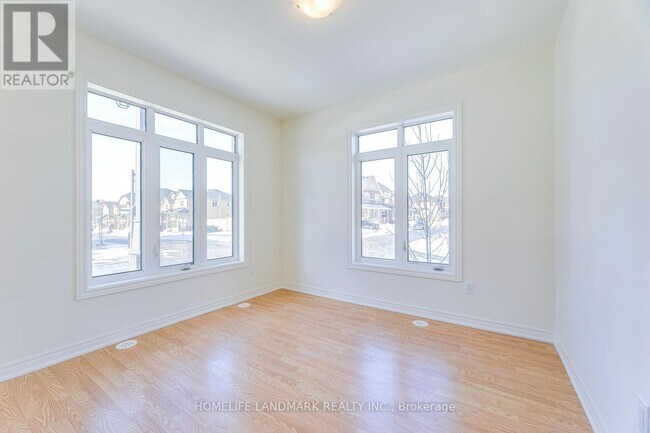 Photo du bâtiment - 454 Silver Maple Rd