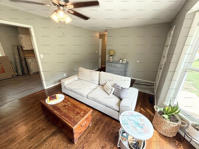 Foto del edificio - Beautiful 3 Bedroom / 3 bathroom Home Ready May 7th