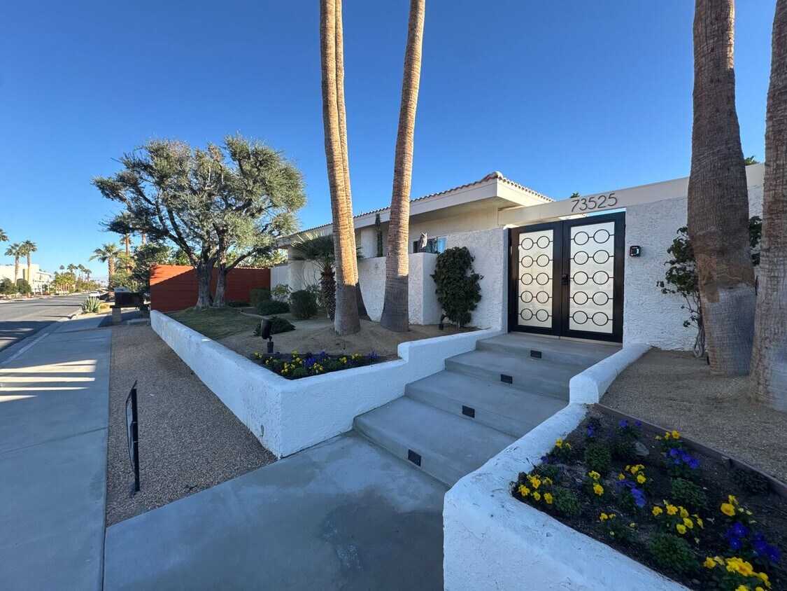 Foto principal - COMING SOON!!! Modern 2 Bed/2 Bath Near El...