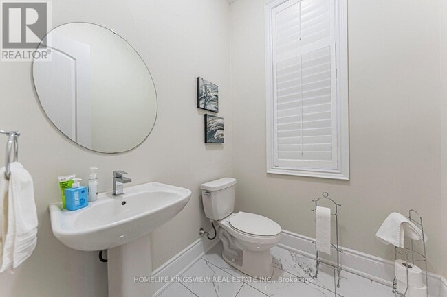 Building Photo - 61 Ross Vennare Cres