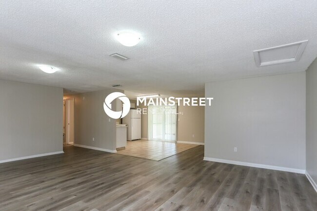 Building Photo - 3 Bedroom Pet-Friendly Home in VALRICO, FL with Main Street Renewal