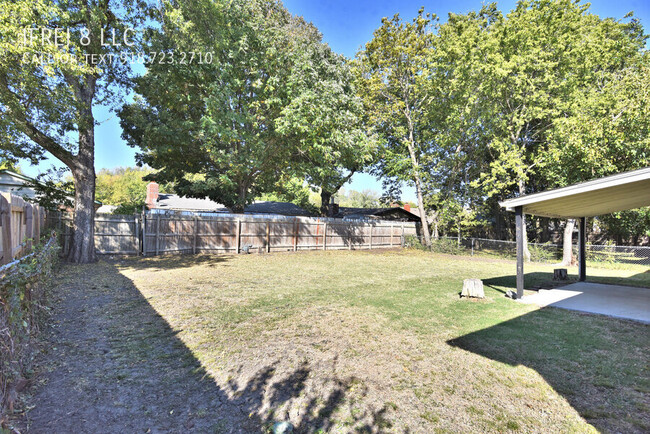 Building Photo - Cwntrally located 3 Beds and 2 bath 2 car ...