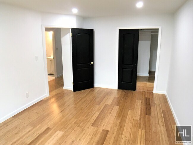 Building Photo - 717 E 58th St