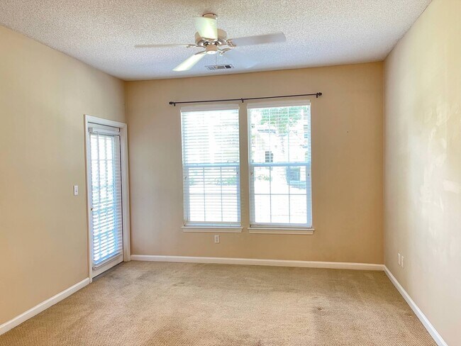 Foto del edificio - 100 Kensington Blvd