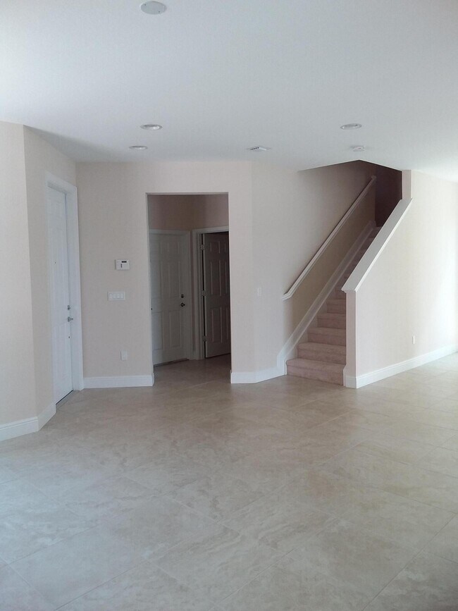 Building Photo - 1828 NW Cataluna Cir