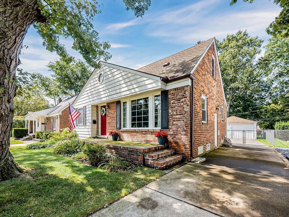 Primary Photo - Welcome to this charming 3-bedroom, 2-bath...