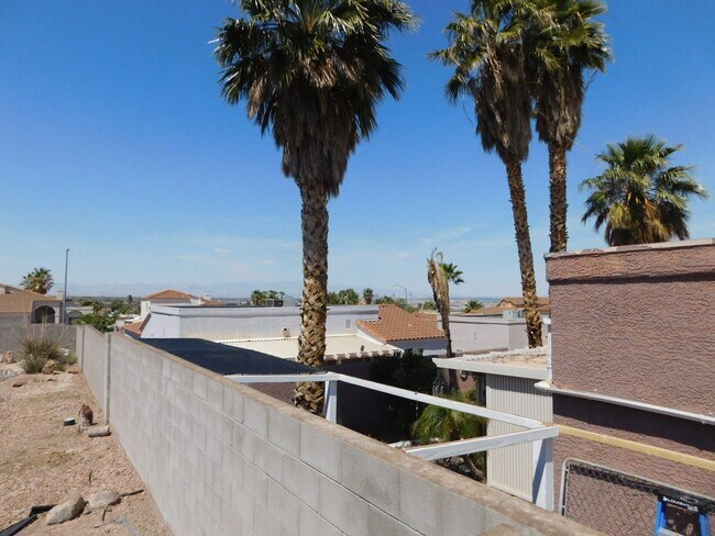 Foto del edificio - GORGEOUS SINGLE STORY WITH MANY UPGRADES*3 BEDROOMS*SPARKLING POOL AND SPA!