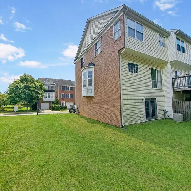 Foto del edificio - Coming Soon! Lovely End Unit 3-Level Townh...