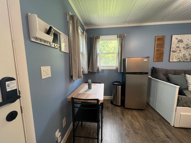 Una mesa de bistro para comer o pasar el rato. - 908 Lake Rd