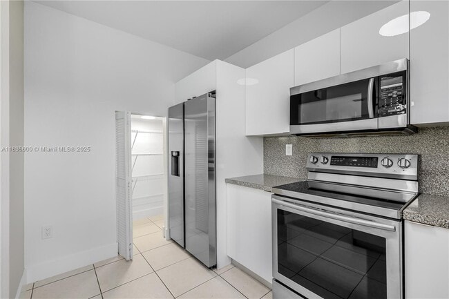 Building Photo - 942 SW 147th Ct