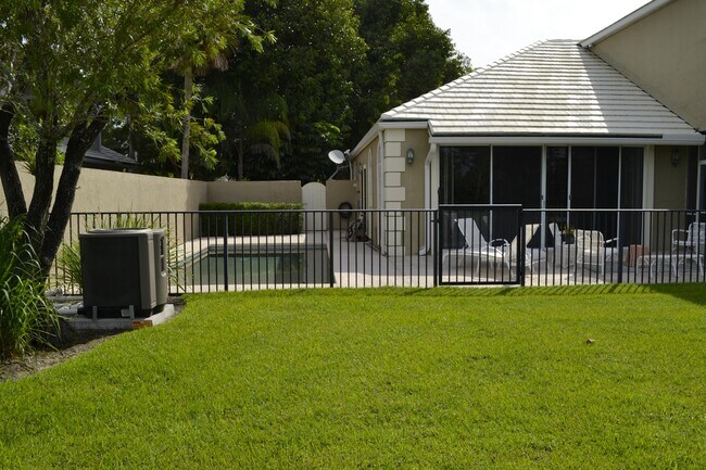 Building Photo - 11875 Pebblewood Dr