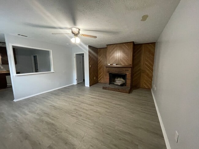 Building Photo - 2 bedroom duplex off 441 N Available Now!