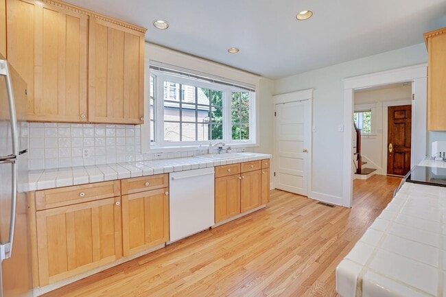 Building Photo - Phenomenal QA Home!