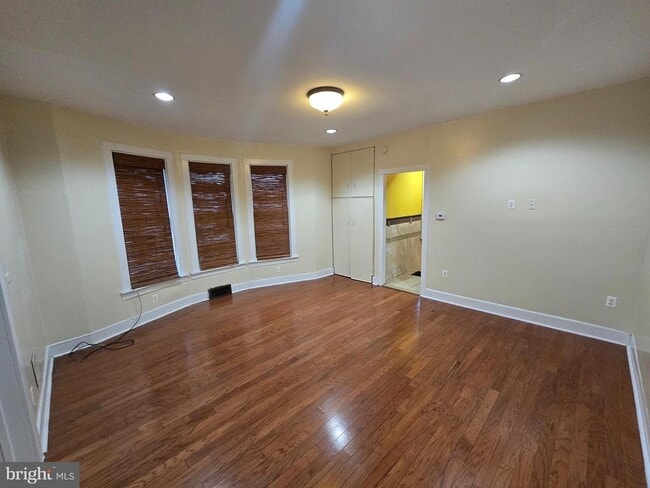 Building Photo - 147 W Douglass St
